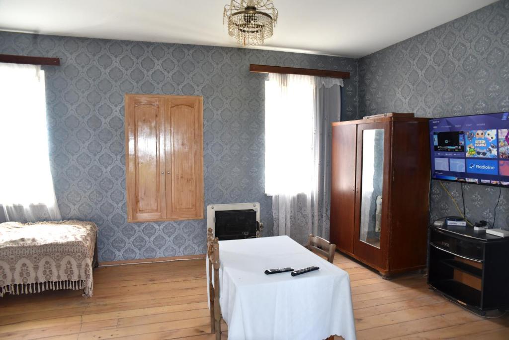TV a/nebo společenská místnost v ubytování Lorenzo Budget Hostel