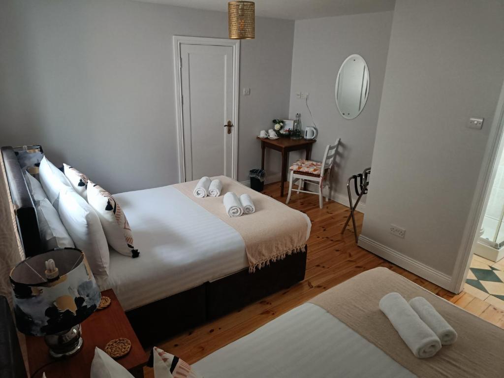Postel nebo postele na pokoji v ubytování Dingle Atlantic Lodge B&B