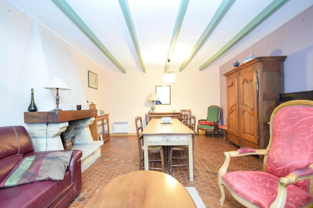 un salon avec un canapé et une table dans l'établissement Maison de la mer à 6min des plages avec jardin, à Saint-Coulomb