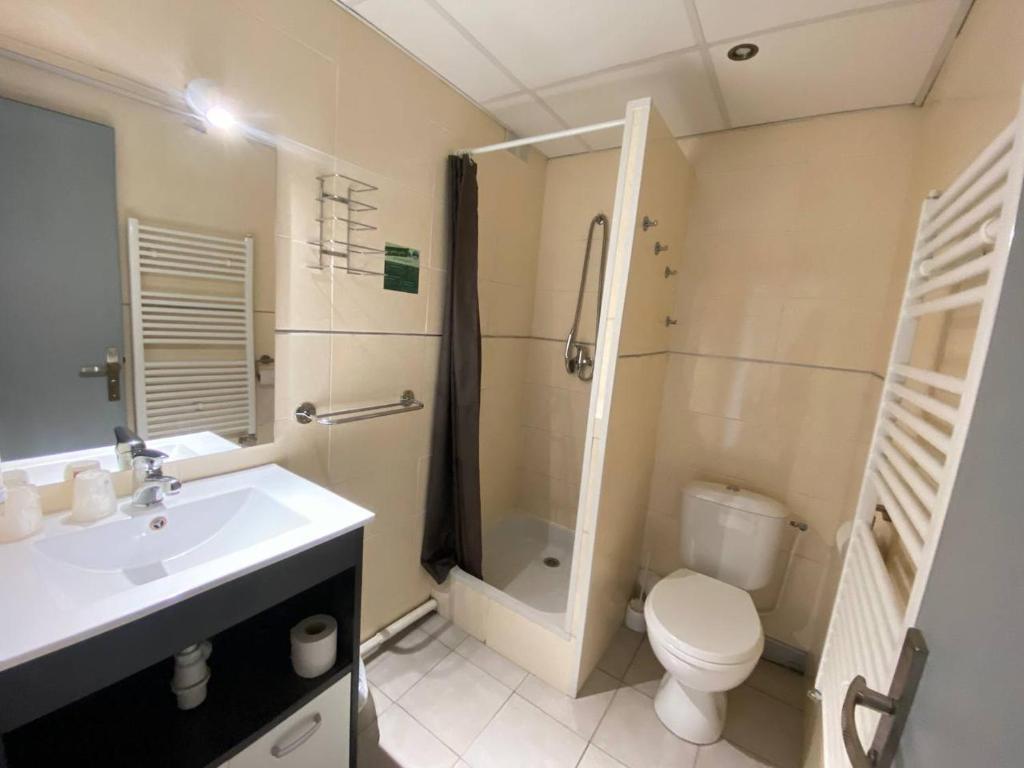 Koupelna v ubytování Hôtel L'Oustalet