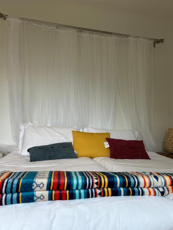 Postel nebo postele na pokoji v ubytování Ocean Mountain Zen Suite