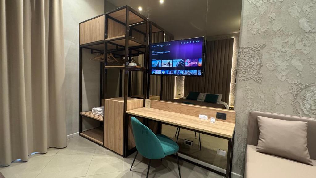 Televízia a/alebo spoločenská miestnosť v ubytovaní Tropicana Room