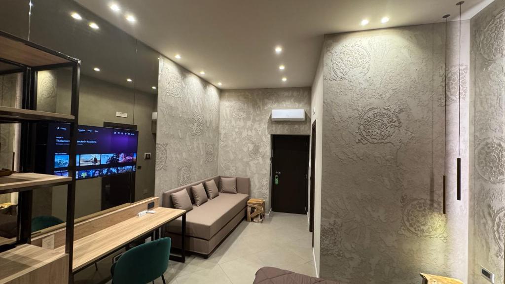 Televízia a/alebo spoločenská miestnosť v ubytovaní Tropicana Room