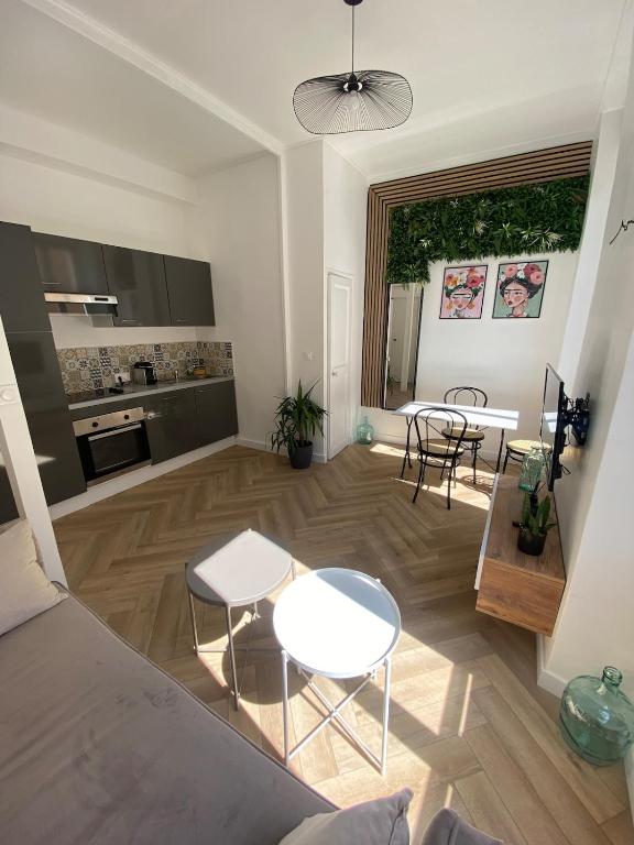 un salon avec deux tables et une cuisine dans l'établissement Magnifique deux pièces central proche transports, à Marseille