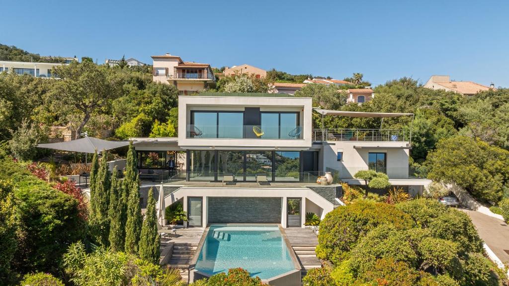 une vue aérienne d'une maison avec piscine dans l'établissement Villa 888, à Roquebrune-sur Argens