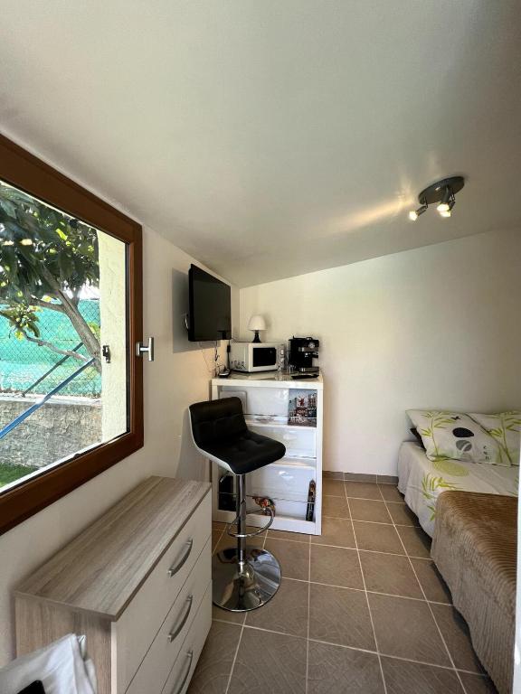 une chambre avec un lit, un bureau et une chaise dans l'établissement Cabana 12 m2, à Nice