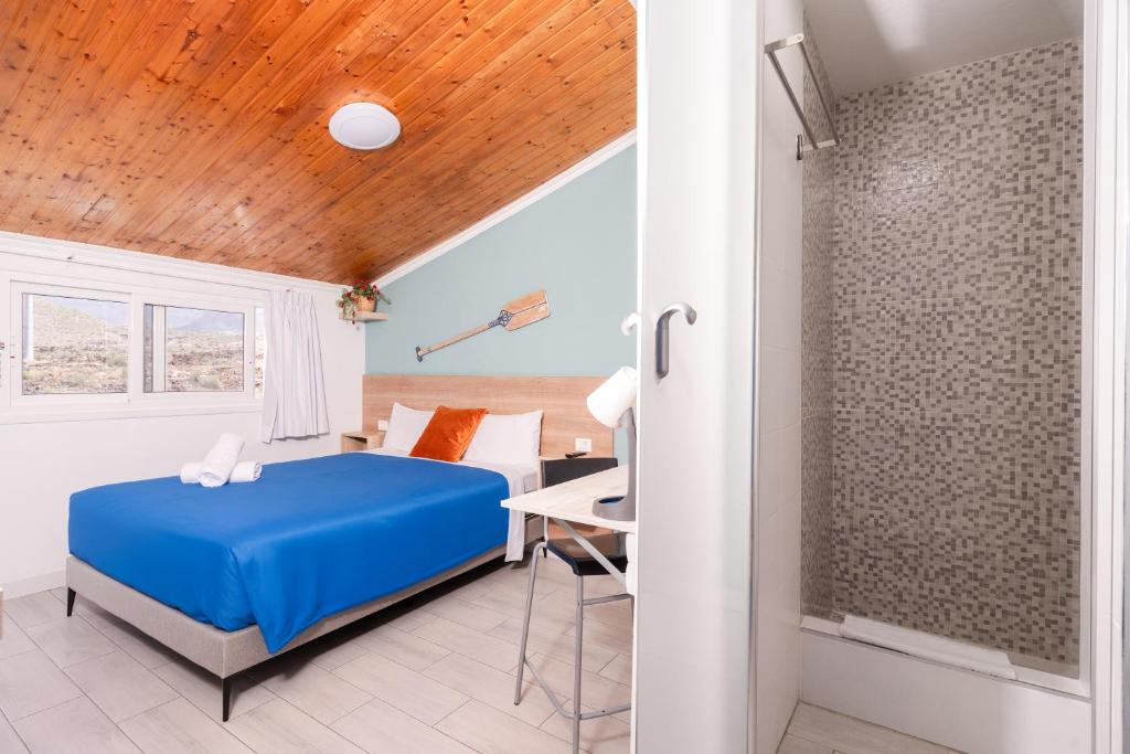 Postel nebo postele na pokoji v ubytování Hostel Neon Tenerife