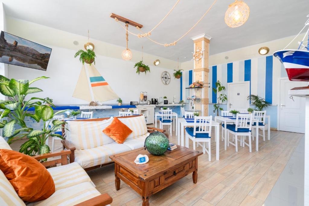 Posezení v ubytování Hostel Neon Tenerife