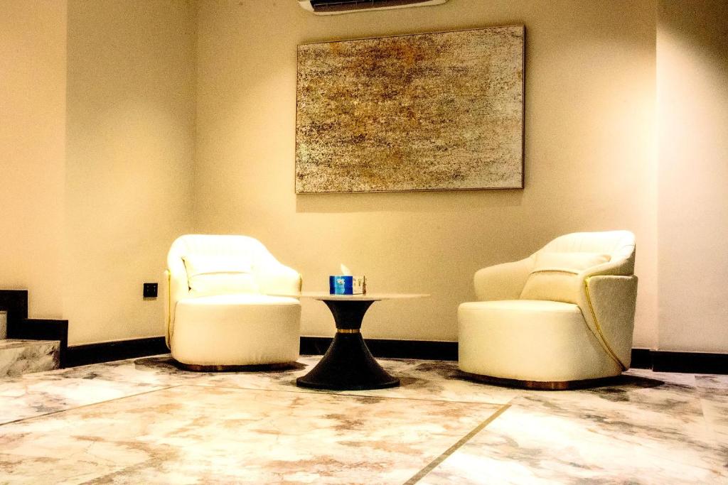 Posezení v ubytování W by Triple Tees Hotel and Suites