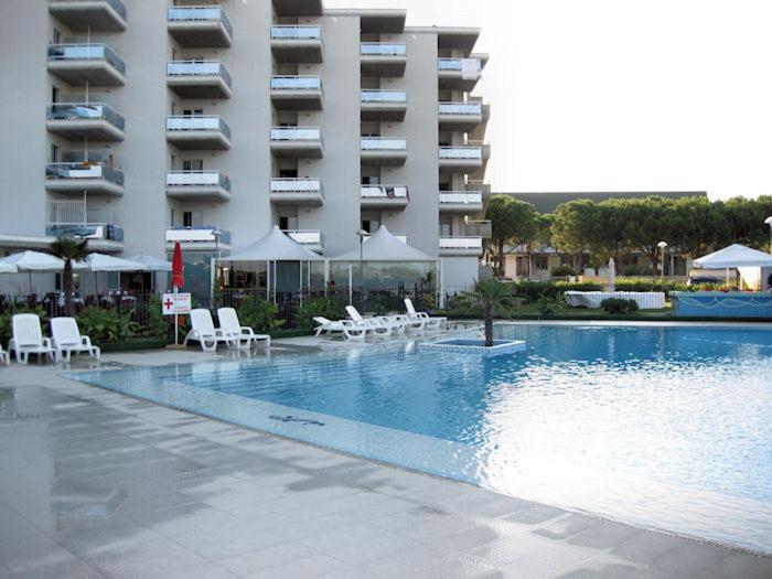 Bazén v ubytovaní Elena Club Resort alebo v jeho blízkosti