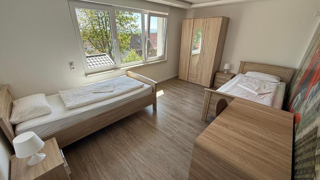 ザルシュテットにあるHouse in Sarstedt! contactless check-inのベッドが2つと窓がある小さな部屋
