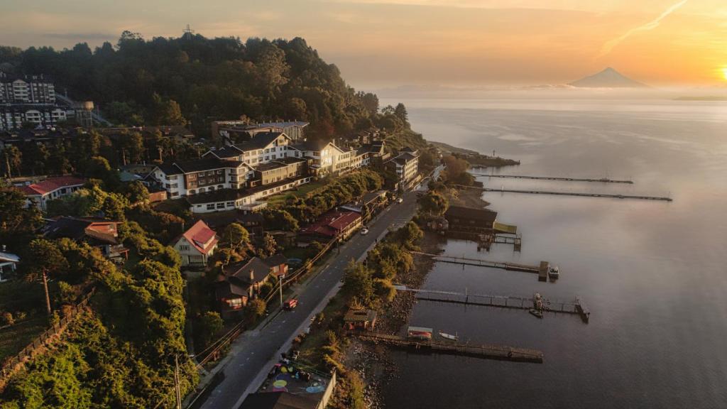 uma vista aérea de uma cidade na margem de um lago em Hotel Cabaña Del Lago Puerto Varas em Puerto Varas