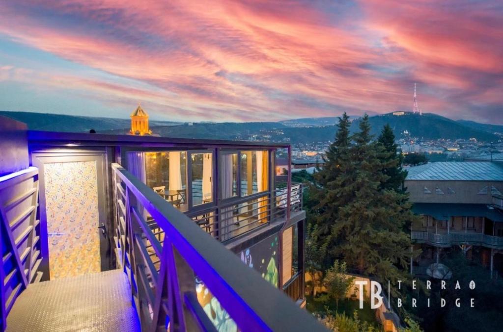 Nespecifikovaný výhled na hory nebo výhled na hory při pohledu z hotelu