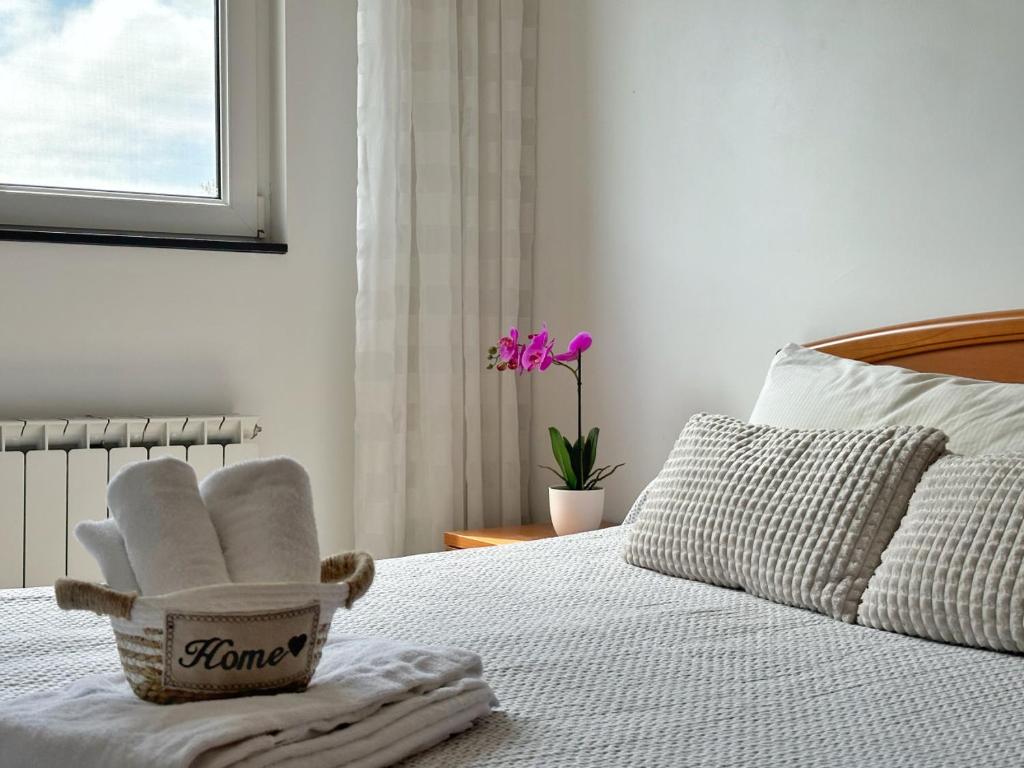 a bed with towels and a basket of towels on it at La Cava en Isla - 5611 in Isla