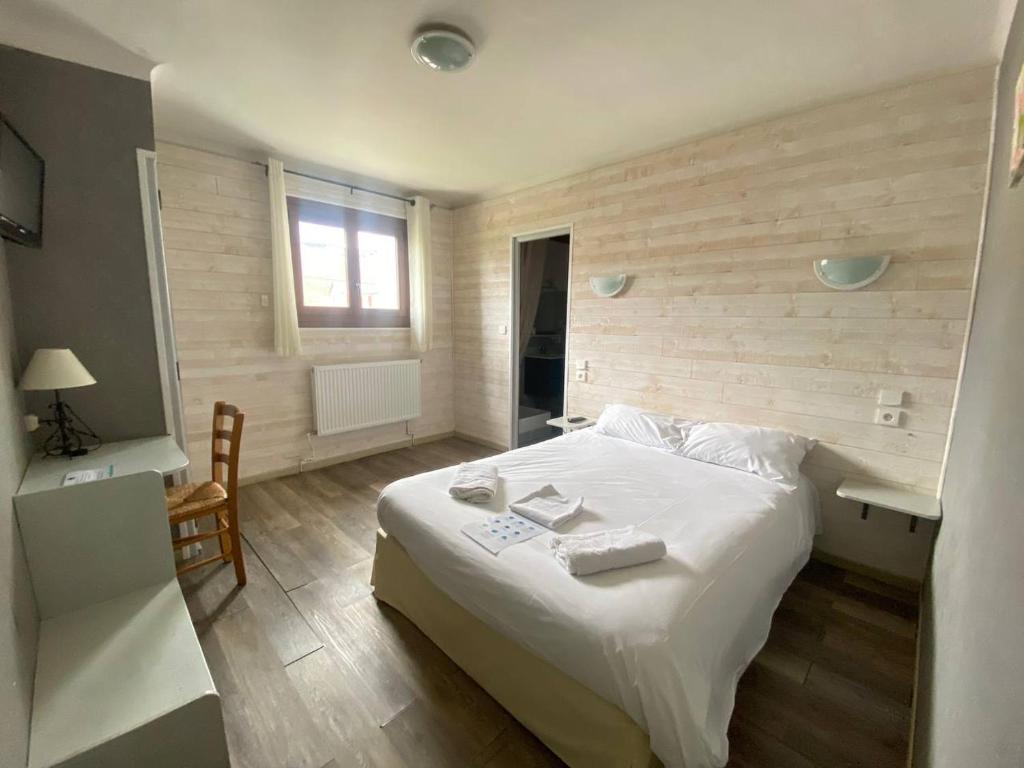 Postel nebo postele na pokoji v ubytování Hôtel L'Oustalet