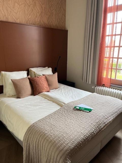 Postel nebo postele na pokoji v ubytování Amaryllis Hotel Veurne