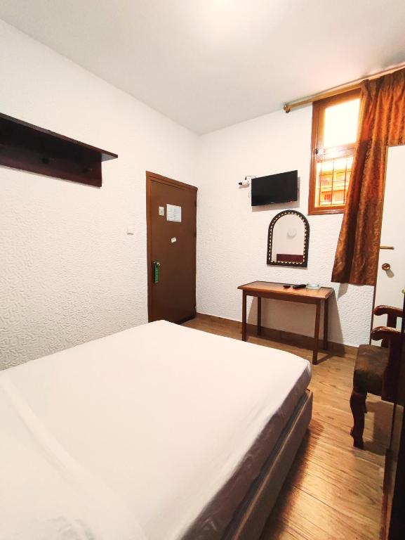 Postel nebo postele na pokoji v ubytování Hôtel National