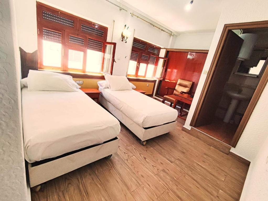 Postel nebo postele na pokoji v ubytování Hôtel National