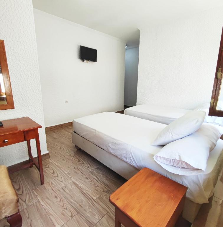 Postel nebo postele na pokoji v ubytování Hôtel National
