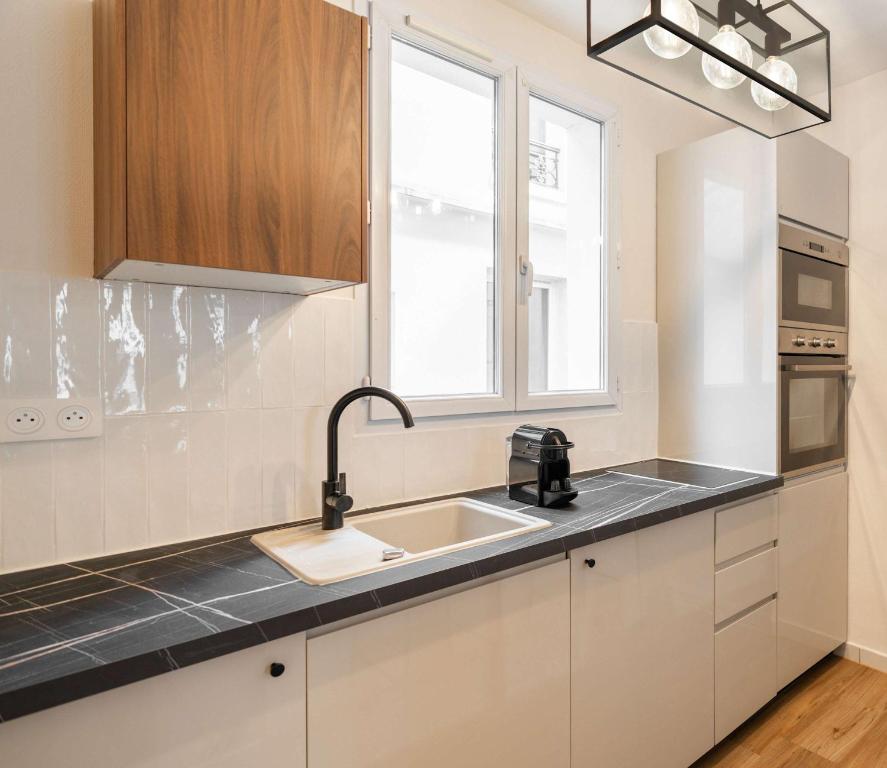 Kuchyňa alebo kuchynka v ubytovaní Family Apartment in Paris