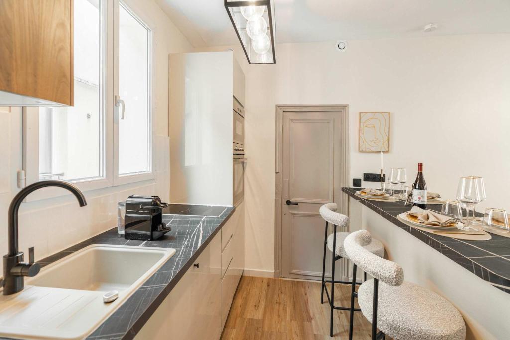Kuchyňa alebo kuchynka v ubytovaní Family Apartment in Paris