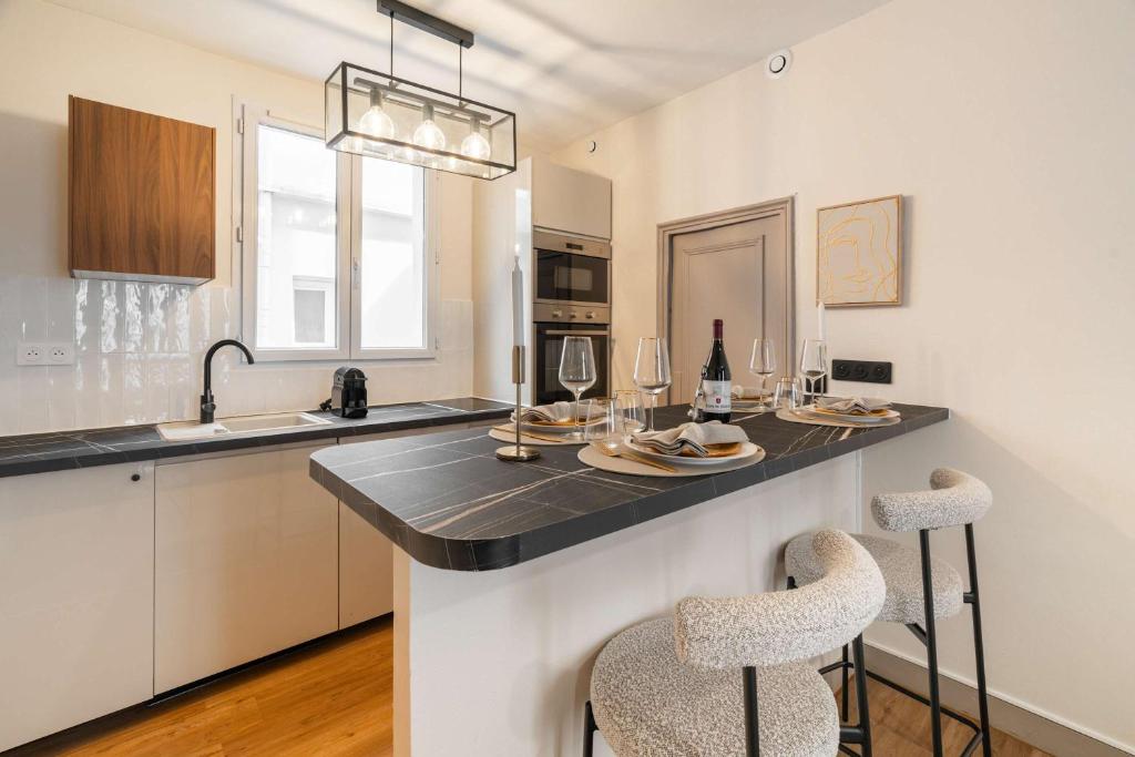 Kuchyňa alebo kuchynka v ubytovaní Family Apartment in Paris