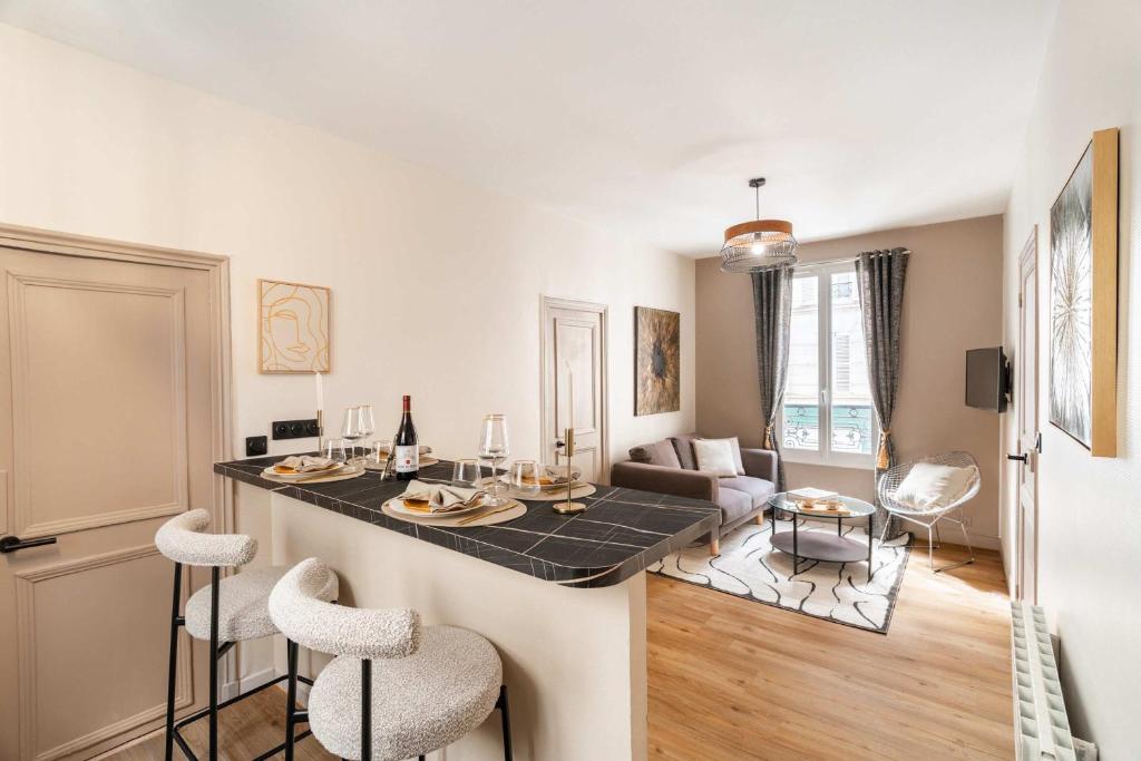 Posedenie v ubytovaní Family Apartment in Paris