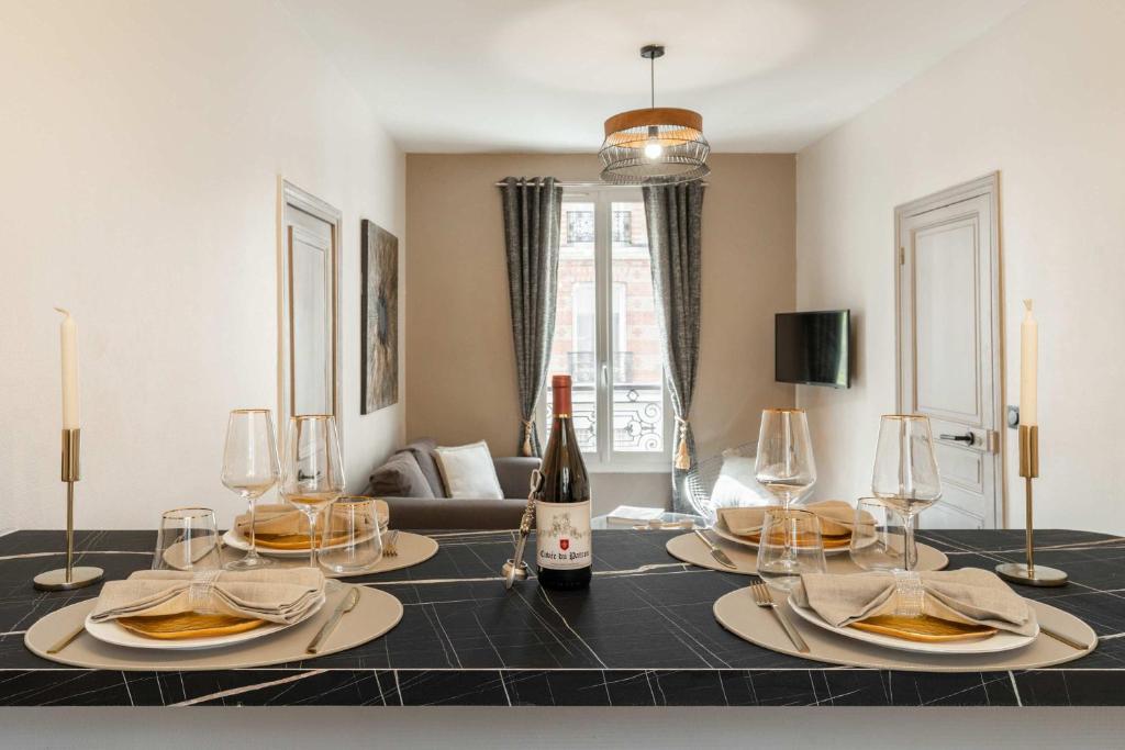 Nápoje v ubytovaní Family Apartment in Paris