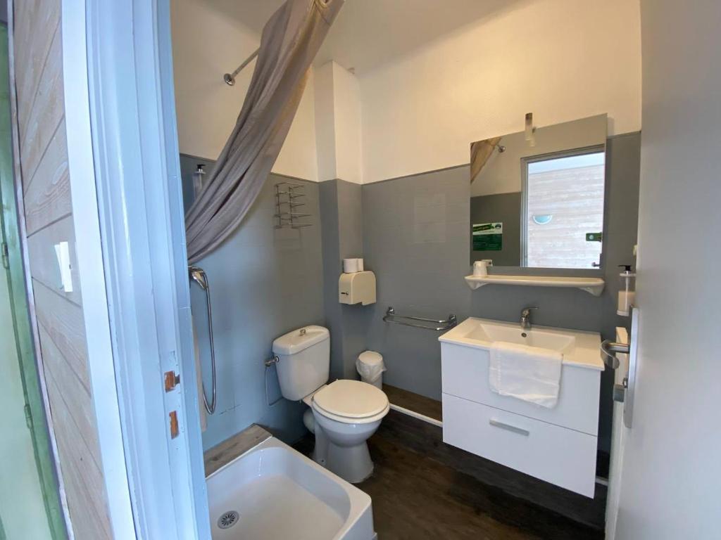 Koupelna v ubytování Hôtel L'Oustalet