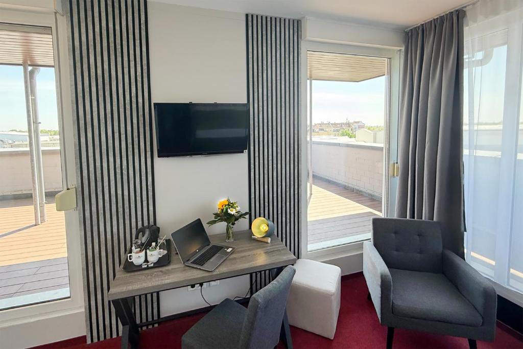 
Double Room with One Queen Bed and Balcony
