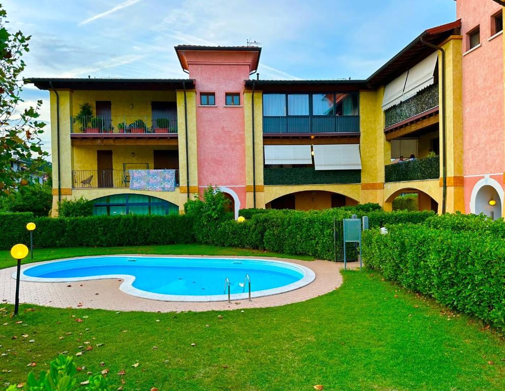 een gebouw met een zwembad voor een gebouw bij Casa Luisa in Desenzano del Garda