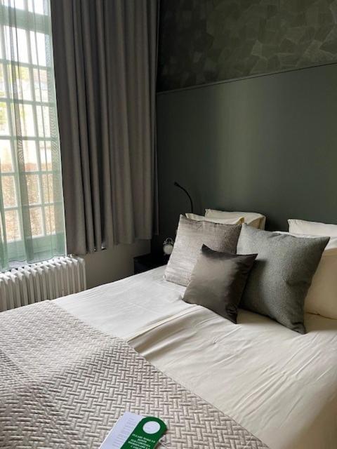 Postel nebo postele na pokoji v ubytování Amaryllis Hotel Veurne