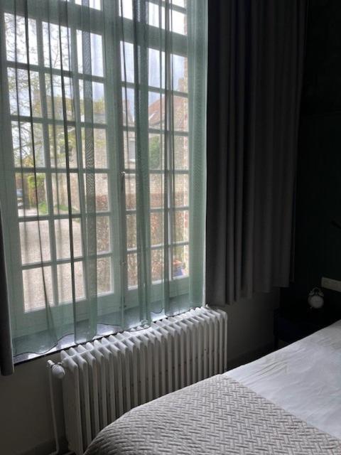 Postel nebo postele na pokoji v ubytování Amaryllis Hotel Veurne