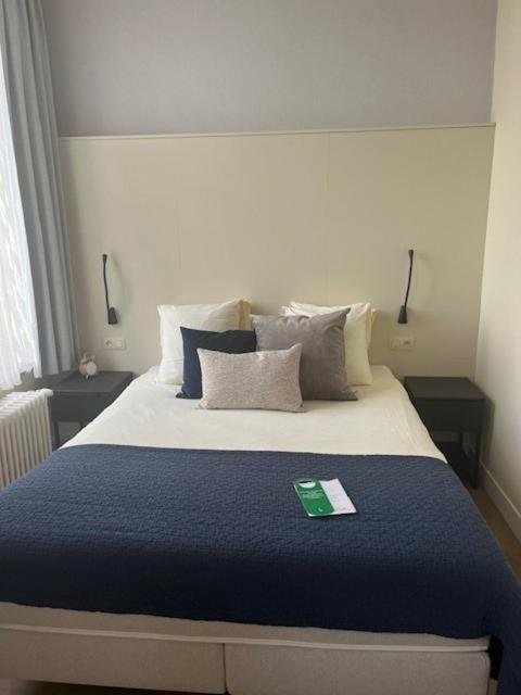 Postel nebo postele na pokoji v ubytování Amaryllis Hotel Veurne