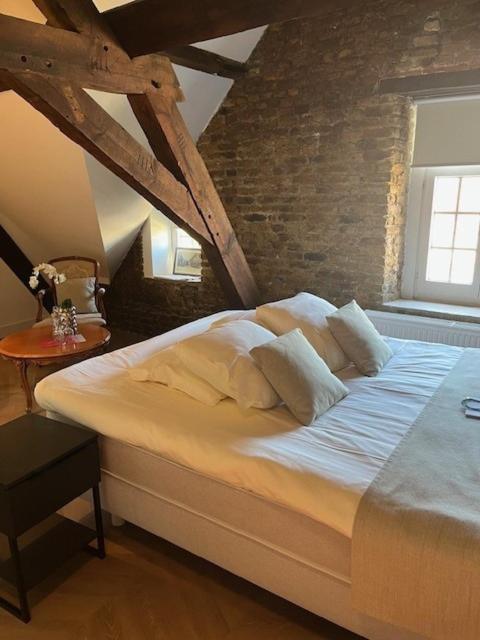 Postel nebo postele na pokoji v ubytování Amaryllis Hotel Veurne
