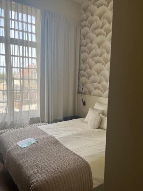 Postel nebo postele na pokoji v ubytování Amaryllis Hotel Veurne