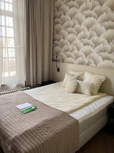 Postel nebo postele na pokoji v ubytování Amaryllis Hotel Veurne
