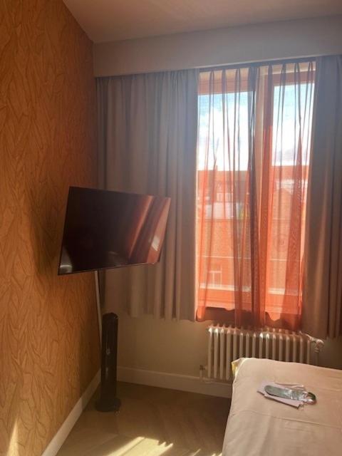 TV a/nebo společenská místnost v ubytování Amaryllis Hotel Veurne