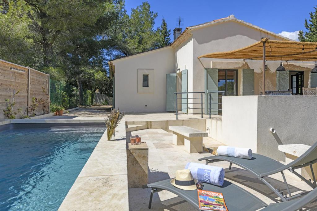 a villa with a swimming pool and a house at Le Montebello de Paradou in Paradou