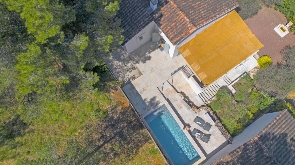 une vue aérienne d'une maison avec piscine dans l'établissement Le Montebello de Paradou, à Paradou
