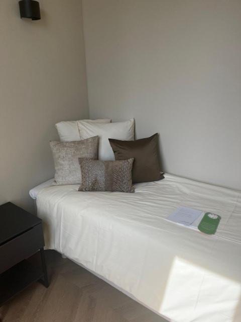 Postel nebo postele na pokoji v ubytování Amaryllis Hotel Veurne