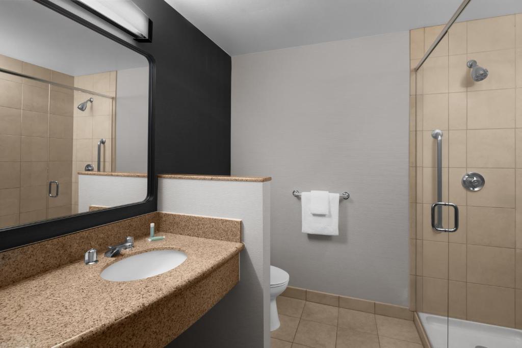 Courtyard by Marriott Santa Clarita Valencia - Habitación King Con Sofá Cama