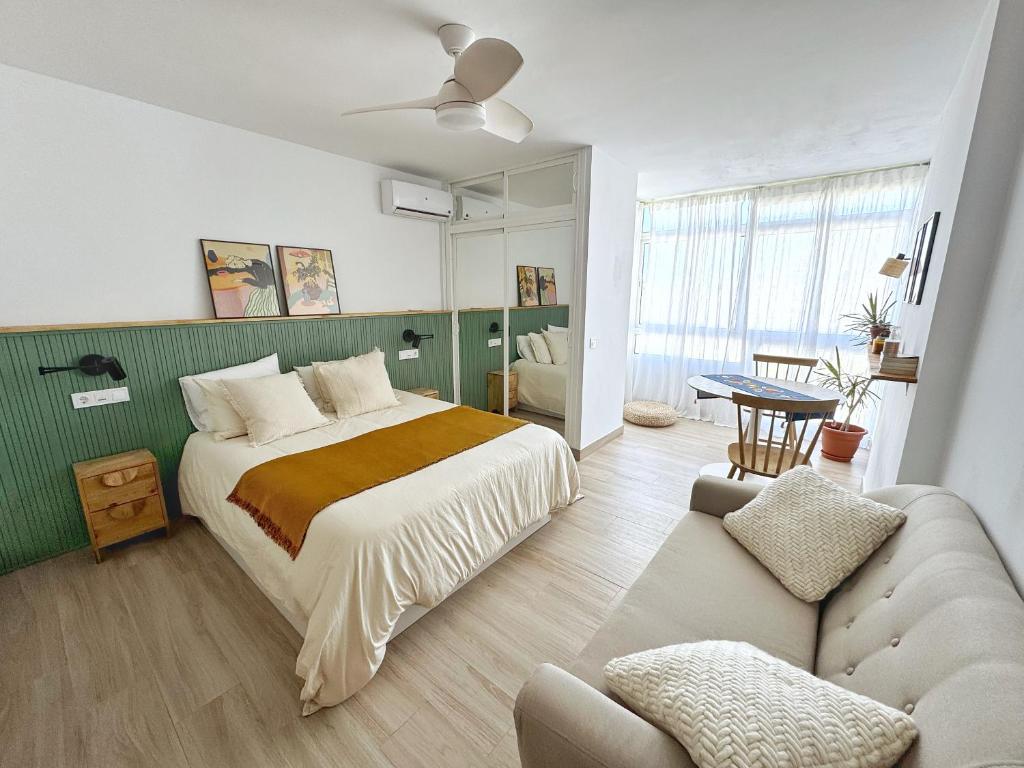 un dormitorio con una cama y un sofá en Agata Sunset Studio & Swimming Pool, en Benalmádena