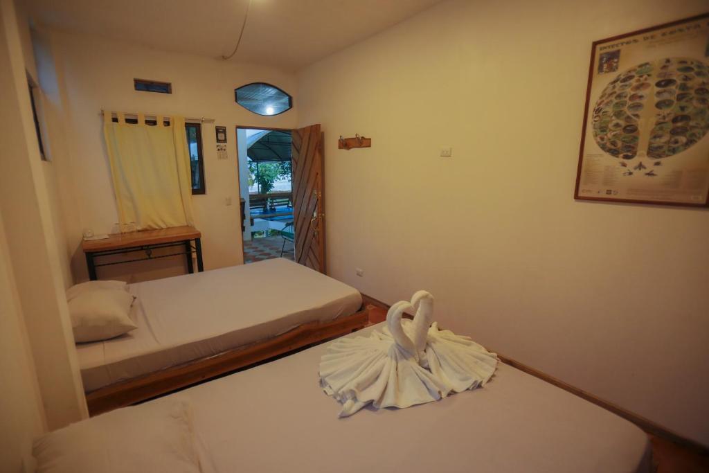 Postel nebo postele na pokoji v ubytování Hotel Pura Natura Beachfront Tortuguero