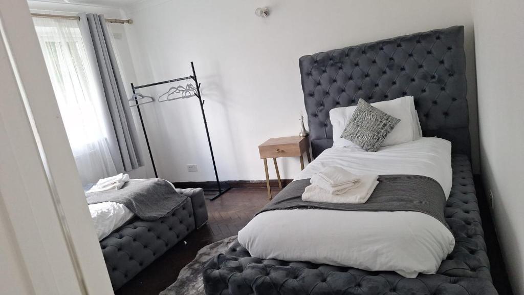 Postel nebo postele na pokoji v ubytování Cosy 2-bed Maisonette with Private Garage in Wembley