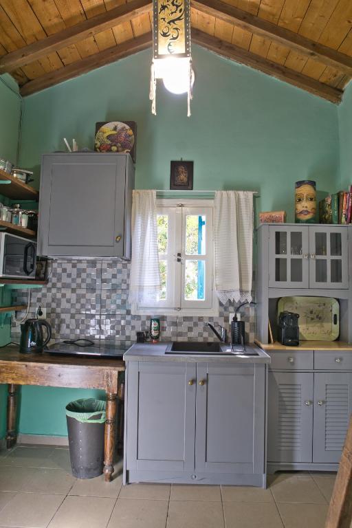 Kuchyňa alebo kuchynka v ubytovaní Strongilos Homestay
