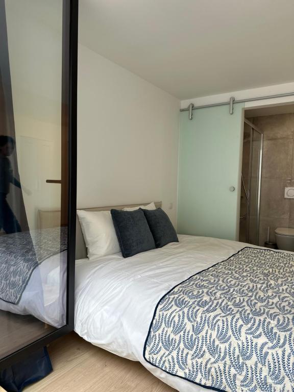 Postel nebo postele na pokoji v ubytování Room with ensuite and garden