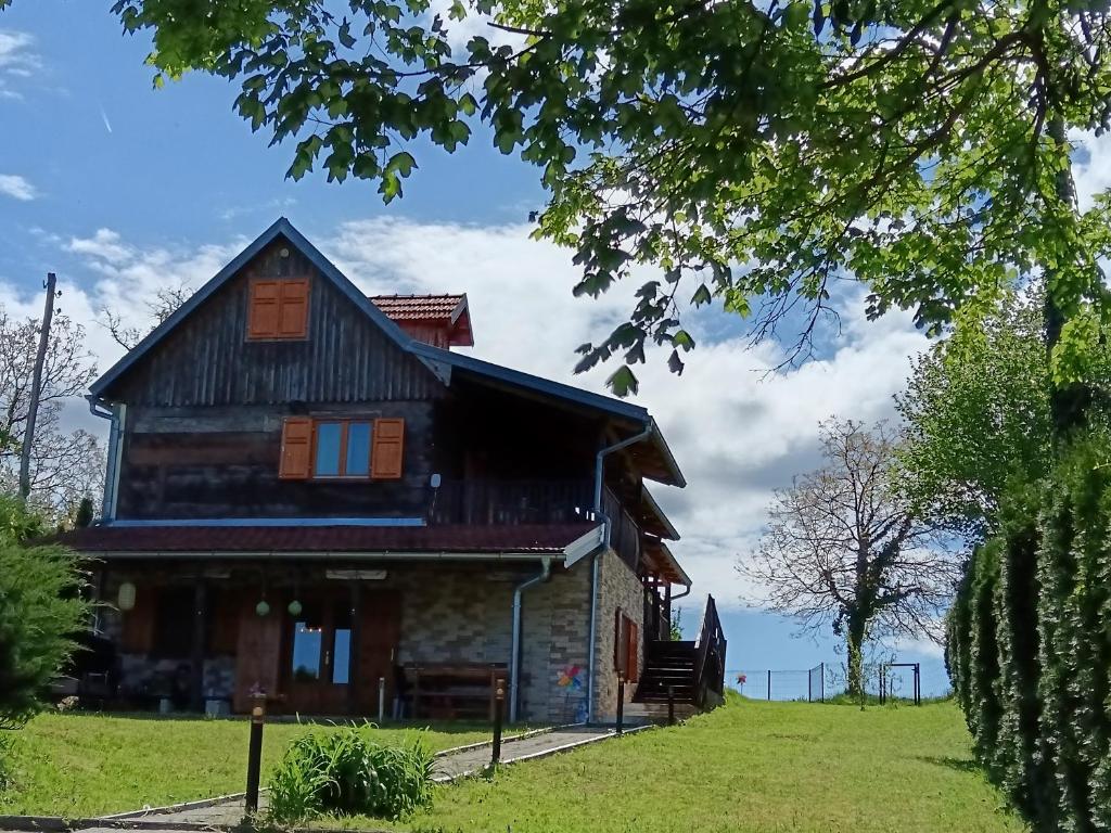 a house on the side of a field at Green Hilltop in Krušljevo Selo