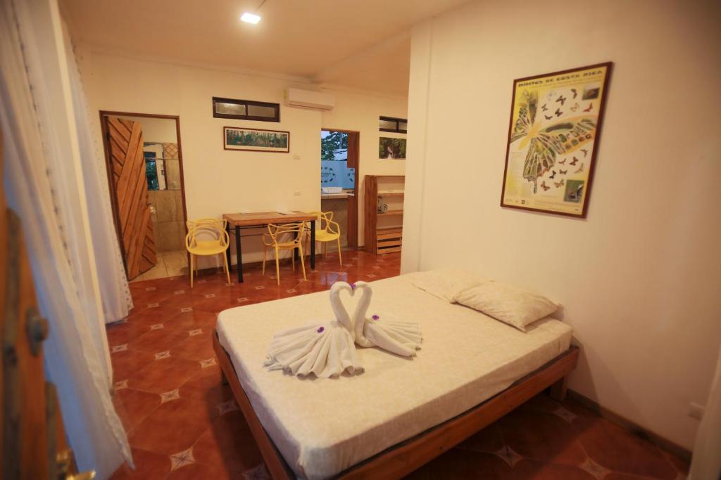 Postel nebo postele na pokoji v ubytování Hotel Pura Natura Beachfront Tortuguero