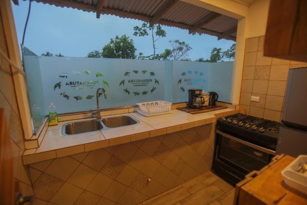 Kuchyň nebo kuchyňský kout v ubytování Hotel Pura Natura Beachfront Tortuguero